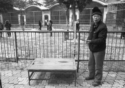 饲养员遛老虎被林业局没收