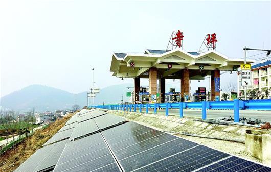 湖北: 高速公路旁光伏发电