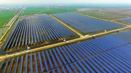 资料图片:2016年3月26日,江苏宝应加紧扩建3000亩渔光互补发电工程。