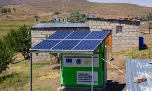 在莱索托农村,人们用太阳能售货亭供电