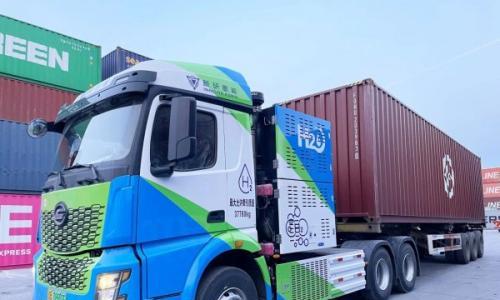 新研氢能49T重卡正式在大连港集装箱码头投入运营