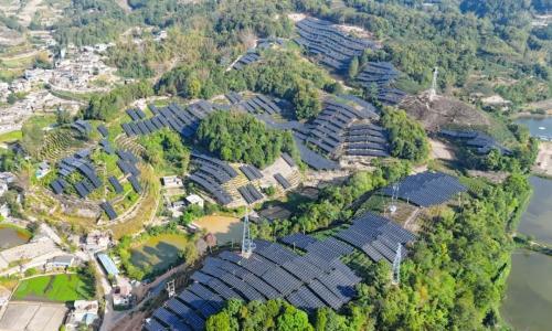 茶光互补 中广核云南墨江碧溪235兆瓦光伏电站并网发电