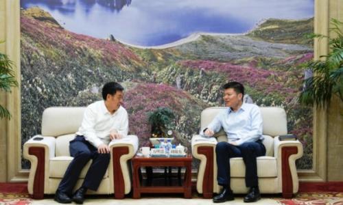 万明忠与国网吉林省电力公司党委书记、董事长周敬东围绕压缩空气储能绿色电站展开座谈交流