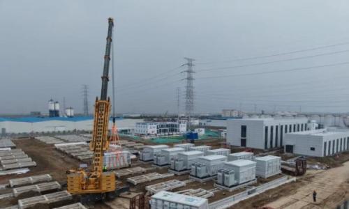 北海独立共享储能项目首台电池舱、PCS舱吊装圆满成功