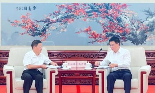 罗必雄与中国石油集团党组成员、副总经理张道伟会谈,双方就推进跨省跨区域清洁能源基地等深入交流