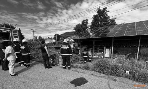 光伏板突发火情 民警消防联手火速扑救