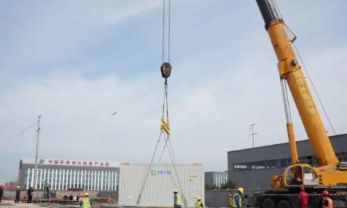 智慧能源公司驻马店高新区储能电站首批电池舱完成吊装