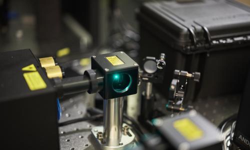 将阳光"一分为二" 硅太阳能电池中实现稳定"单线态裂分"效应