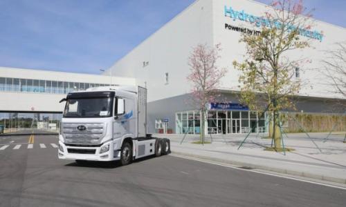 HTWO广州打造的49吨氢燃料电池牵引车开展试运营