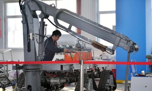 光伏板清扫机器人专为新疆沙漠戈壁场景量身打造