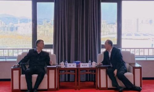 宋玉文与和田地委副书记、行署副专员张彤围绕深化和田地区压缩空气储能项目深入座谈