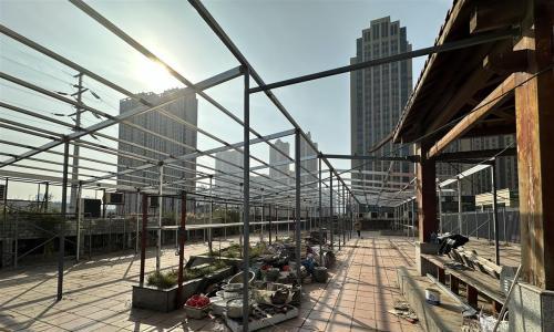 业主借建设光伏之名行违建之实,硚口城管依法拆除楼顶300平方米违建