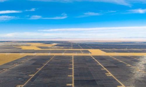 国家能源集团国家第三批大基地一期425兆瓦光伏项目并网发电