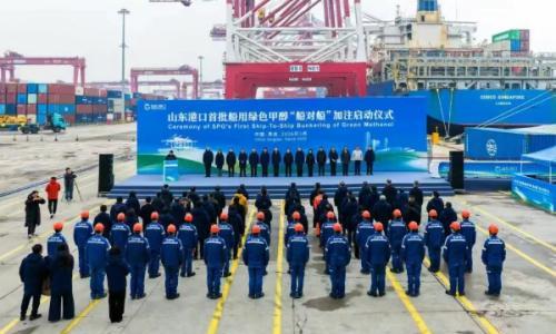 北方首个!海事护航"船对船""一船多供"绿色甲醇燃料成功加注