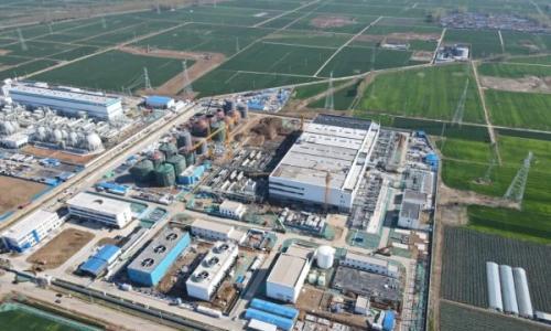 国内首个!肥城压缩空气储能电站定子吊装就位