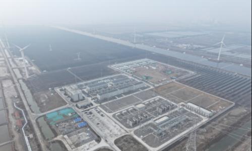全国卤盐池环境下规模最大的风光储项目二期250兆瓦风电项目并网发电