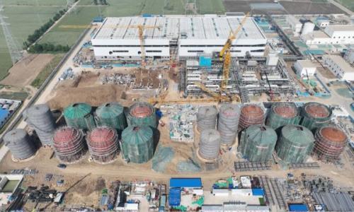 兰石重装承建中电建肥城盐穴储能电站项目迎来关键节点 首台球罐焊后整体热处理一次点火成功