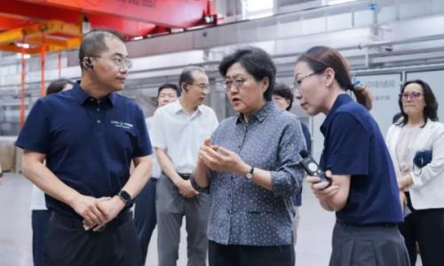 内蒙古自治区政协副主席杨劼一行到中电储能调研科技研发进展情况