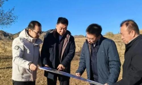 万明忠、曾德森一行赴赤峰对规划布局的压气储能项目场址开展工作调研