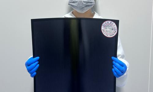 我国科研人员破解柔性光伏"长不大"难题