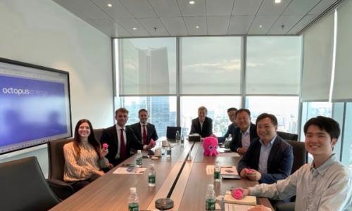 强强联手!弘正储能与英国章鱼能源战略签约,共拓数字能源版图